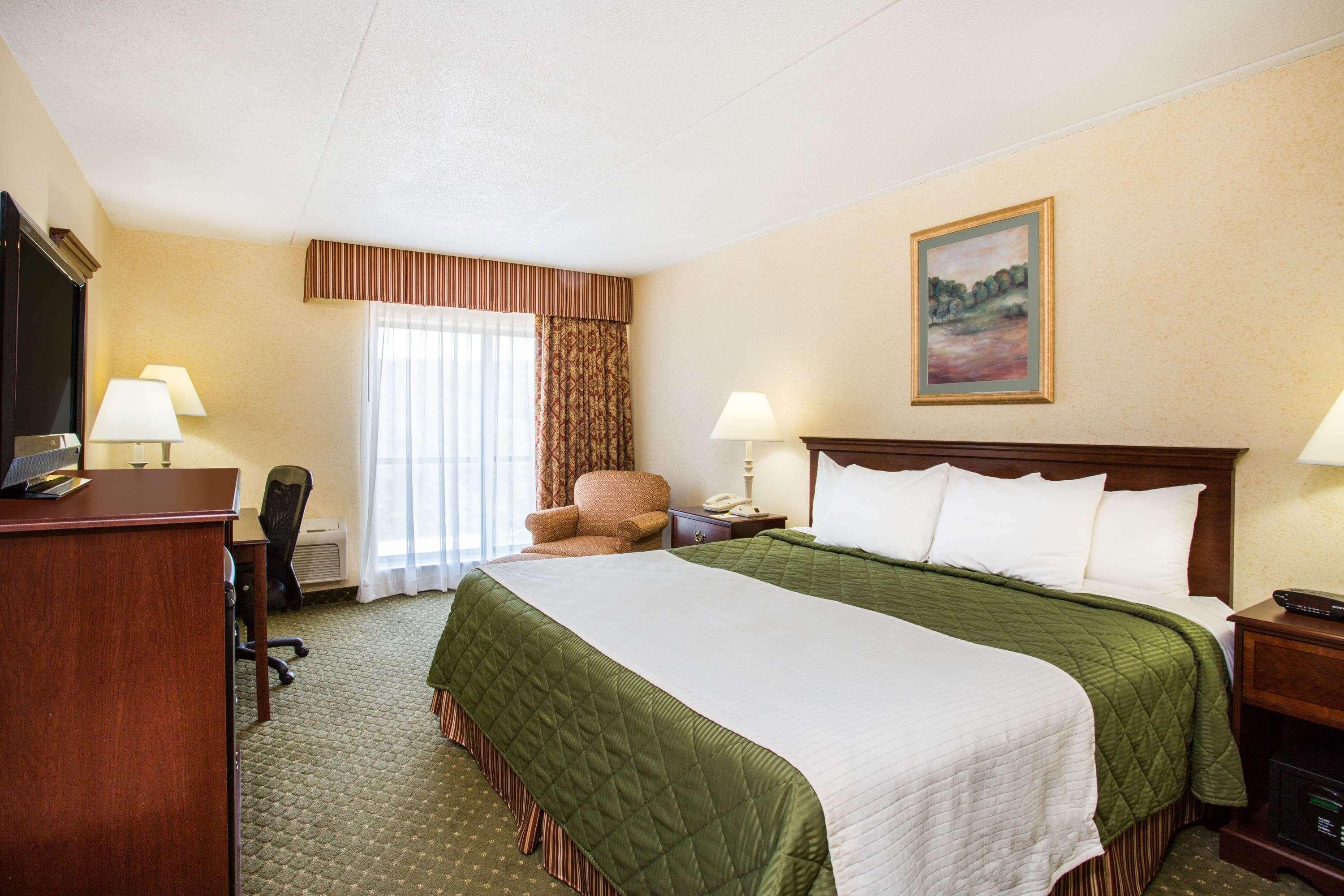 Days Inn & Suites By Wyndham Sutton Flatwoods Buitenkant foto
