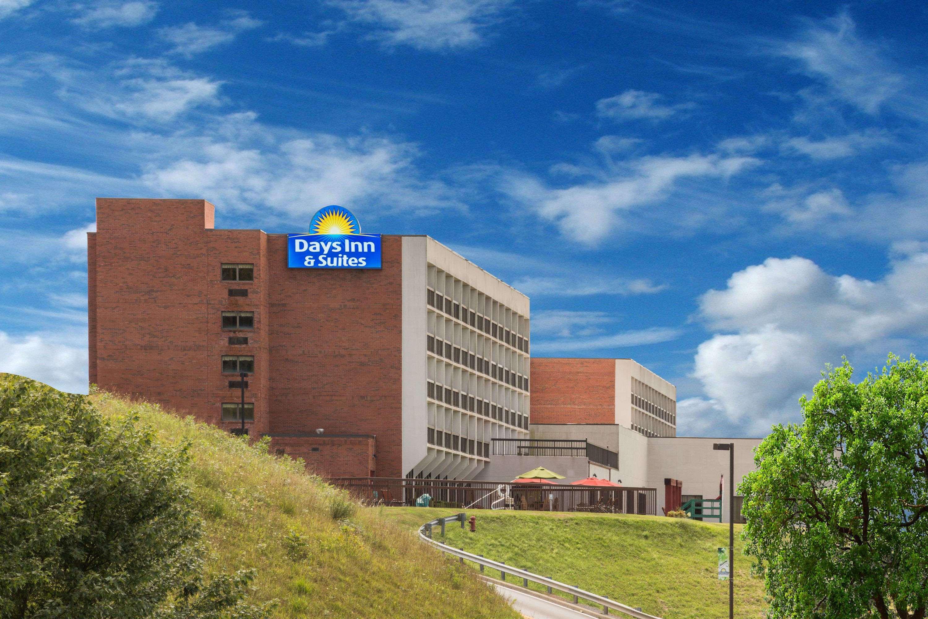 Days Inn & Suites By Wyndham Sutton Flatwoods Buitenkant foto