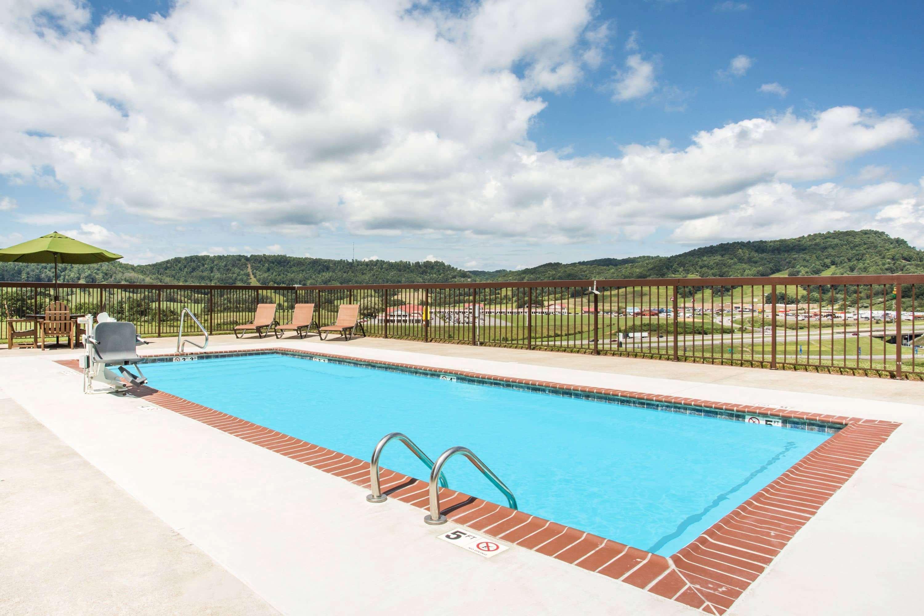 Days Inn & Suites By Wyndham Sutton Flatwoods Buitenkant foto