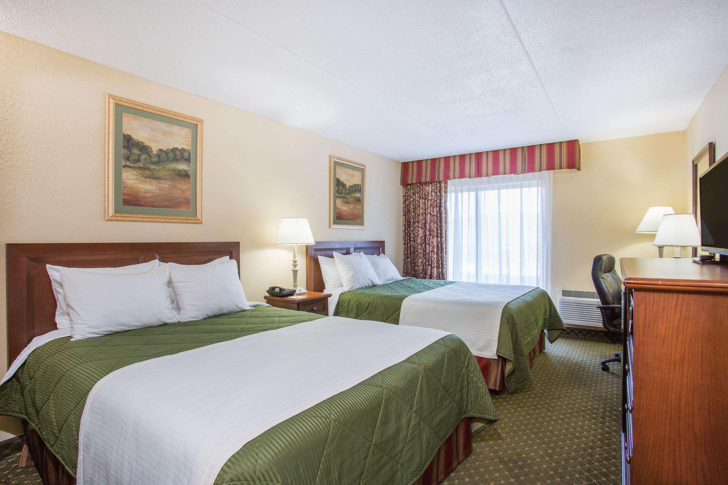 Days Inn & Suites By Wyndham Sutton Flatwoods Buitenkant foto